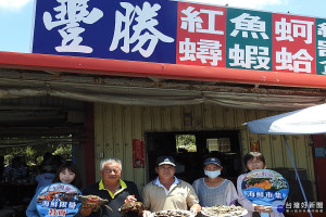 「豐勝」和「明芳」網罟貨」配合海鮮節活動做海鮮促銷。
