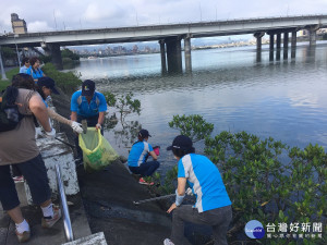 台北市環境保護局15日於大稻埕碼頭辦理「保護河川 巡守一起來」水環境教育宣導活動，藉由巡守經驗豐富志工的帶領下，與水環境巡守志工一起清理河岸環境。（圖／台北市政府環保局提供）