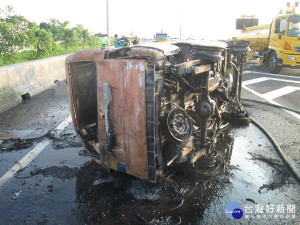 中山高彰化路段傳火燒車　小客貨車後輪鎖死翻覆起火