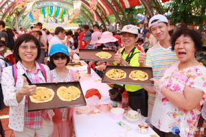 台南左鎮芒果節，民眾攜家帶眷參加百人芒果披薩烘焙DIY樂不可支。(圖/台南市政府提供)