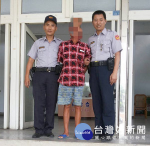 警方將未戴安全帽又酒駕蛇行的男子，依公共危險罪嫌送辦。（記者陳昭宗拍攝）