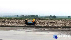 男子河床撿石頭發現水流屍　水深過腰警方動用橡皮艇