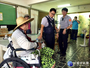 失智老翁輪椅迷途   暖警協助返安養中心