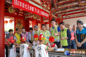 彰化市長邱建富(後排左4)等人觀賞小棋士對奕