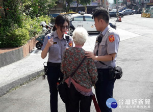 老婦坐車尋友忘地址   司機無奈送警協助返家