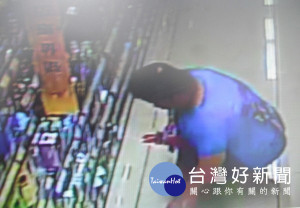 婦人竊取美妝用品的行為，遭店內監視器清楚錄下，警方依法送辦。（記者陳昭宗拍攝）