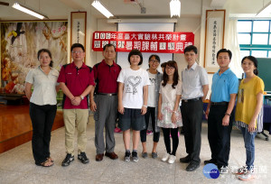 台大實驗林管理處落實與鄰近鄉鎮共榮計畫，今年暑假遴選12名台大學生前往信義、鹿谷、水里偏鄉校園免費課輔，18日上午於鹿谷國小舉辦暑期課輔開課典禮。