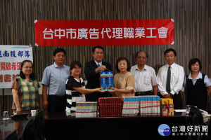 豐榮徐董事長贈書予兩單位。（記者扶小萍攝）