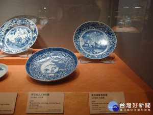 故宮向日本借展的一件「青花柳葉鳥紋盤」，從展架掉落毀壞。（圖／故宮提供）