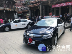 大甲鎮瀾宮二十日捐贈二輛（約一百五十萬元）巡邏車，由台中市警

察局長陳嘉昌及第六分局分局長林樹徽代表接受，儀式簡單隆重。（記者陳榮昌攝）