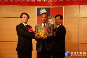 農委會水保局副局長林長立為南投分局長交接監交。（記者扶小萍攝）