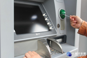 行政院金管會宣布，自2019年4月1日分級調降ATM跨行轉帳手續費，未來每個人利用ATM轉帳500元以下金額，將可享有每日1次免手續費的優惠。（圖／Pexels）