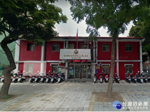 百歲人瑞受困路中　暖警協助護送返家。（圖／翻攝自Google Map）