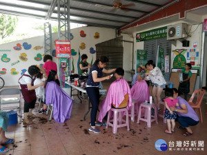 學員為長輩義剪帶來神清氣爽。