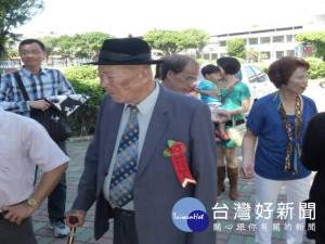 大安區九十二歲、兒孫滿堂的洪允發，為人純樸、教誨後代有方，獲

得全區里長、社區理事長共同推薦，膺選今年度模範父親。（記者陳
榮昌攝）