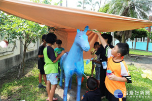 校園變成小型動物園　興華國小夏日樂學彩妝學生搞創意