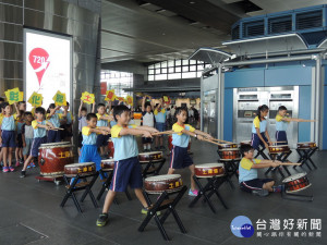 土庫國小學生在高鐵台中站演出。林重鎣攝