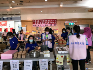 仁愛醫院義賣。林重鎣攝