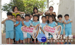 虎尾童心幼兒園大小朋友手牽手，一起幫助國內外兒童，用行動讓關懷與愛心不缺席。（記者陳昭宗拍攝）