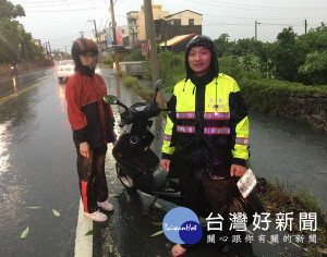 虎尾警方不畏風雨，營救愛心女騎士，獲社區民眾肯定與讚揚。（記者陳昭宗拍攝）