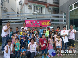 小朋友餵小乳牛 家扶兒童新鮮體驗