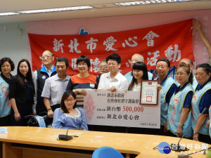 蔡葉偉及鄭金隆議員協助，新北市愛心會捐贈50萬、永福獅子會、成功獅子會及上將食品公司各10萬共80萬元。（圖／記者黃村杉攝）