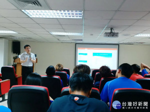 桃園地檢署檢察官黃柏嘉為「桃園航空城棒球隊」的隊員們進行法治教育課程。
