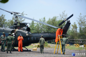 陸軍航指部一架UH-1H直升機、機號309迫降七股鹽山，截至中午仍在檢修中。(圖/記者黃芳祿攝)