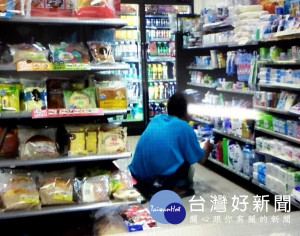 黃姓慣竊趁超商店員忙於補貨，竟無視店內警示監視器，大膽竊取商品後離去，遭警方逮捕法辦。（記者陳昭宗拍攝）