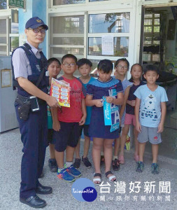 北港警方前往大興國小烏克麗麗育樂營，宣導犯罪預防及交通安全，期使降低學童被傷害的機會。（記者陳昭宗拍攝）