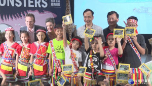 虛擬實境藝術體驗　新北市府大廳「恐龍再現」