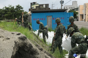 國軍弟兄填充沙包協助台南七股沿海低漥漁村和漁港防災。(圖/記者黃芳祿攝)