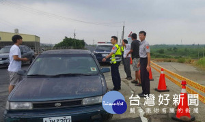 面對強風豪雨洶洶來襲，北港警方為維護民眾生命及財產安全，實施預防性疏散及管制措施。（記者陳昭宗拍攝）