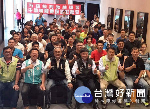 全國龍獅教練研習營於北港文化中心展開，縣議員蔡岳儒、縣長秘書張嘉富、鎮長張勝智等祝賀大會圓滿成功，將傳統技藝發揚光大。（記者陳昭宗拍攝）