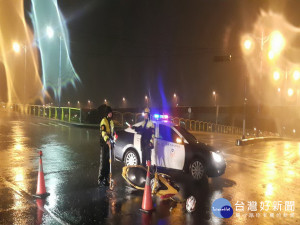 十九甲派出所員警冒雨處理車禍。林重鎣攝