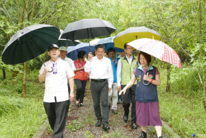 客委會主委李永得(圖中)現勘鯉魚潭水庫【幸福花之島】營造計畫。