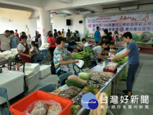 大安區舉行模範父親與好人好事代表表揚活動，在會場上行銷大安的

農特產品，活潑的舉行額外醒目，深得農民、各界肯定及迴響。（記
者陳榮昌攝）
