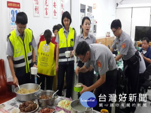 外埔分駐所警察志工媽媽們，昨晚準備拿手家常菜，提前為地方治安

努力的員警慶祝父親節及歡送警員吳孟文上中央警察大學刑事警察研
究所碩士班，場面溫馨。（記者陳榮昌攝）
