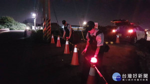 擋不住海棠豪大雨　芳苑高壓電桿嚴重傾斜進行交通管