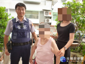 烈日當頭　暖警助迷途老嫗返家