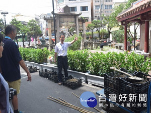 國家三級古蹟大甲貞孝坊，十餘位街友齊集園內喝酒、抽菸及打架

，嚴重破壞觀瞻，區長劉來旺二日指揮園藝人員種植盆栽，獲得附近
住戶肯定。（記者陳榮昌攝）