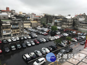 大甲警分局旁停車場竣工，警方最近大刀闊斧展開市區道路整頓工作

，不少違停民眾荷包失血，但整齊的道路呈現，呈現整頓效果。（記者陳榮昌攝）
