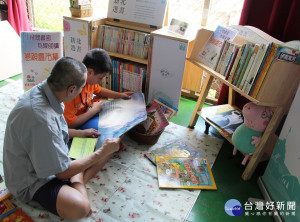 萬里圖書分館將行動書房搬到基隆監獄懇親會中，為收容人父子舉辦野餐閱讀趴。（圖／記者黃村杉攝）