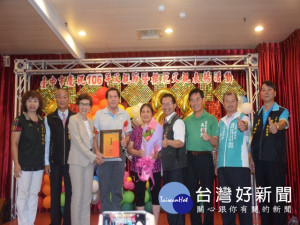 大甲區公所三日假喜宴樓海鮮餐廳表揚二十九位模範父親，區長劉來

旺及官員、民代、來賓與家屬，與受獎人拍照祝賀，場面熱鬧溫馨。
（記者陳榮昌攝）