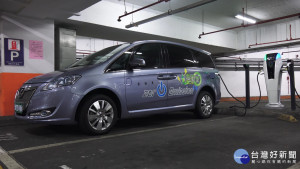 台北市停管處表示，市內公有停車場的電動汽車充電柱為交流32A(安培)充電系統，充電介面規格符合CNS15511-2之電動汽車皆可使用。國內符合充電介面規格之電動汽車有 Nissan LEAF、BMW I3、Luxgen M7、Tesla model S或X、Toyota Prius、Mitsubishi　Outlander PHEV 等車種均可使用。（圖／台灣交通鐵道影像YouTube）