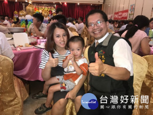 大甲區長劉來旺，最近頻推動提升人口計畫宣導，每在活動場合，會

向年輕婦女祝賀，抱抱小朋友，說明政府生育福利政策。（記者陳榮昌攝）