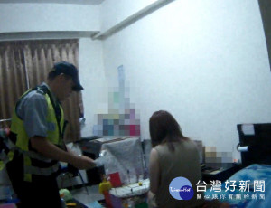 警方搶救想輕生女子。林重鎣攝