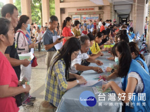國際扶輪3461地區D2分區扶輪社七大社團五日假大甲順天國中廣場聯

合舉辦根除肝病暨四大癌症篩檢及大門圍牆彩繪揭幕活動，接受肝病
篩檢民眾十分踴躍。（記者陳榮昌攝）