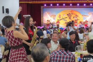 盛名遠播的台南七股年度大菜~七寶宴，今日澎派上菜，各式新鮮海產搭配現場歌舞和樂器演唱，賓客興奮不已。