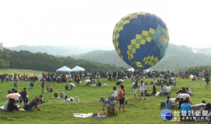 青青草原放暑假 溜滑梯熱氣球吸人潮